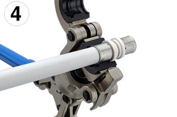 Handpresszange und eingelegter Pressfitting