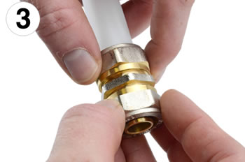 Schraubfitting wird angezogen