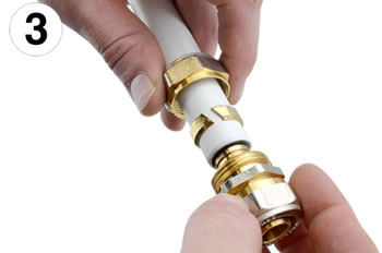 Schraubfitting wird mit dem Alu-Verbundrohr verbunden