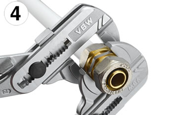 Schraubfitting wird mit Zangenschlüssel angezogen