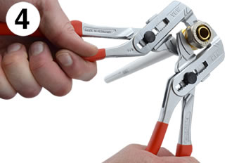 Überwurfmutter des Schraubfittings wird angezogen