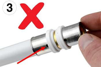 Kontrollfenster des Pressfittings zeigt noch kein Aluverbundrohr