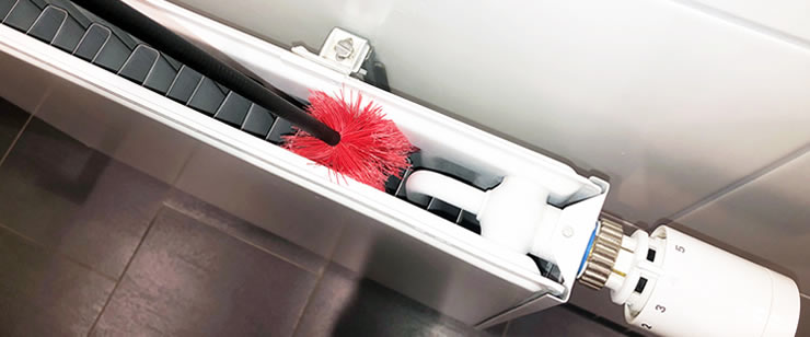 Heizkörper reinigen mit Reinigungsbürste für Heizkörper Heizkörper reinigen mit Reinigungsbürste für Heizkörper